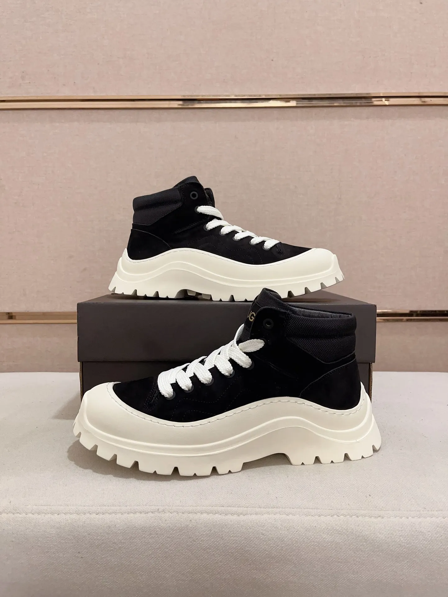 Factory Price: 390 Men's Men's Shoes 💰North American Men's Shoes Ugg ☃️In the special sale of new high-quality men's shoes and snow boots in autumn and winter, the nemesis of extreme cold weather! Made of cowhide leather, merino wool lining, and original outsole, whether driving, outdoor or daily wear, there is always one that suits you! Code number 39-44